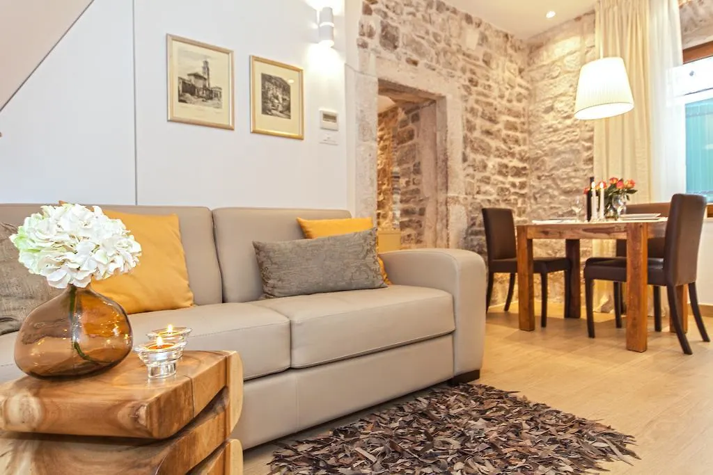 Golden Palace Split Apartment